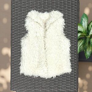 💖💕Faux Fur Fuzzy Soft White Cream Vest Small 5-6 Childrens Place